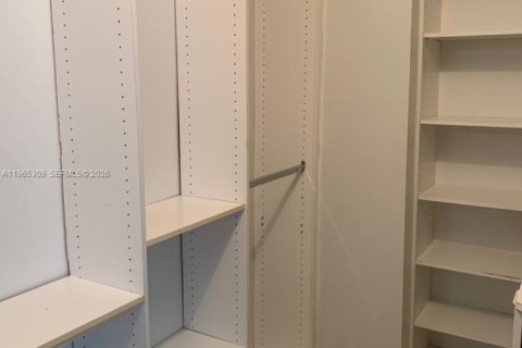 House in Miami, Florida 4 bedrooms, 199.93 sq.m. № 2027799 - photo 13