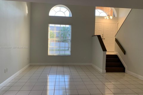 House in Miami, Florida 4 bedrooms, 199.93 sq.m. № 2027799 - photo 3