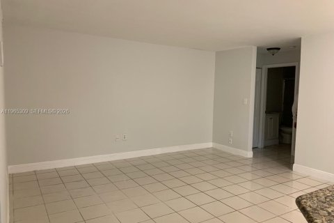 House in Miami, Florida 4 bedrooms, 199.93 sq.m. № 2027799 - photo 9