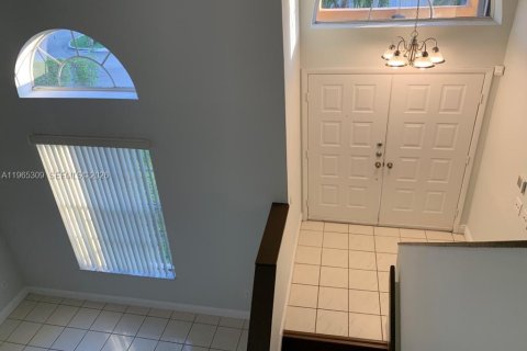 House in Miami, Florida 4 bedrooms, 199.93 sq.m. № 2027799 - photo 2