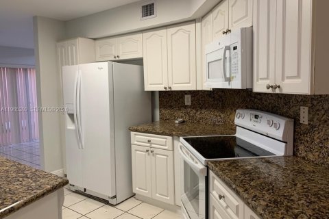 House in Miami, Florida 4 bedrooms, 199.93 sq.m. № 2027799 - photo 6