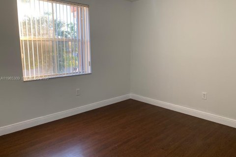 House in Miami, Florida 4 bedrooms, 199.93 sq.m. № 2027799 - photo 17