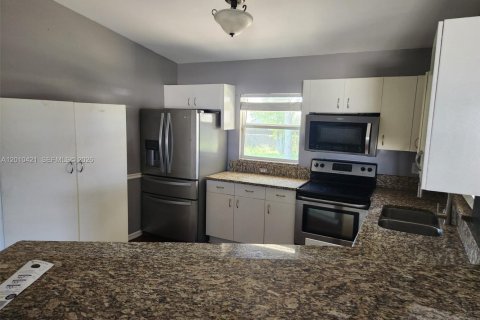Villa ou maison à louer à Cape Coral, Floride: 3 chambres № 2073379 - photo 11