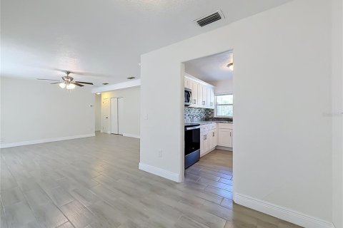 House in Sanford, Florida 4 bedrooms, 151.99 sq.m. № 2121222 - photo 8