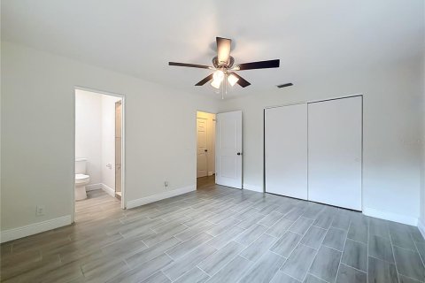 House in Sanford, Florida 4 bedrooms, 151.99 sq.m. № 2121222 - photo 13