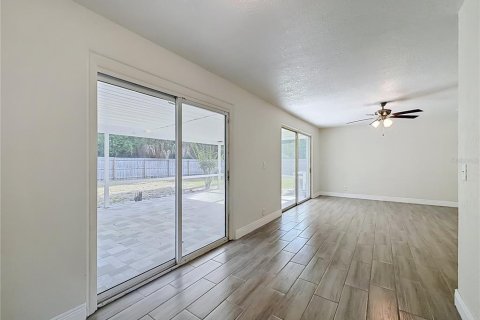 House in Sanford, Florida 4 bedrooms, 151.99 sq.m. № 2121222 - photo 6