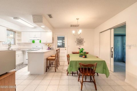 House in South Daytona, Florida 3 bedrooms, 157.93 sq.m. № 1817310 - photo 9