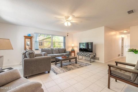 House in South Daytona, Florida 3 bedrooms, 157.93 sq.m. № 1817310 - photo 8