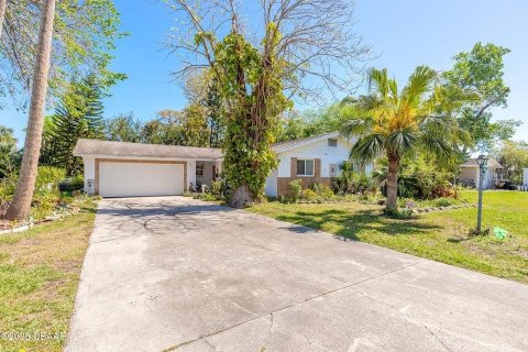 House in South Daytona, Florida 3 bedrooms, 157.93 sq.m. № 1817310 - photo 1