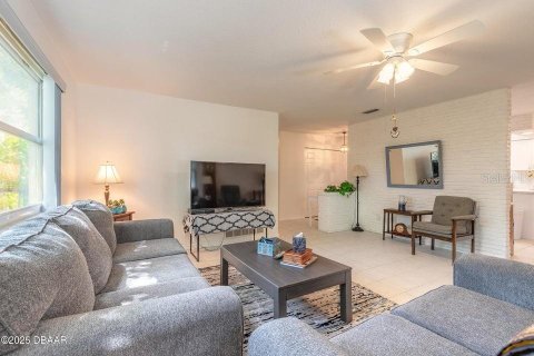House in South Daytona, Florida 3 bedrooms, 157.93 sq.m. № 1817310 - photo 3