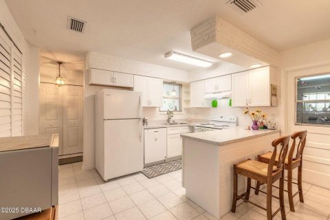 House in South Daytona, Florida 3 bedrooms, 157.93 sq.m. № 1817310 - photo 2