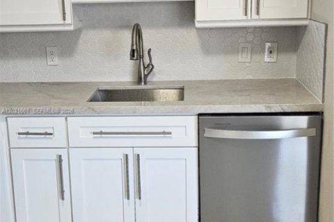 Apartamento en alquiler en Pompano Beach, Florida, 2 dormitorios, 900.5 m2 № 2077907 - foto 2