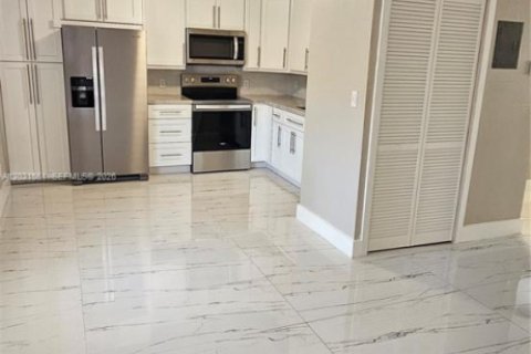 Apartamento en alquiler en Pompano Beach, Florida, 2 dormitorios, 900.5 m2 № 2077907 - foto 8