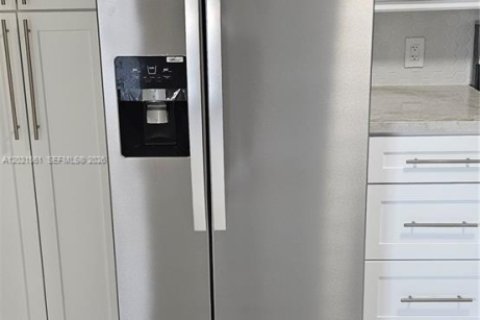 Apartamento en alquiler en Pompano Beach, Florida, 2 dormitorios, 900.5 m2 № 2077907 - foto 3