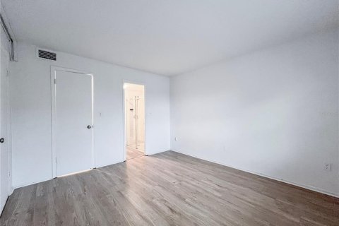Condo in Bradenton, Florida, 2 bedrooms № 2236838 - photo 8