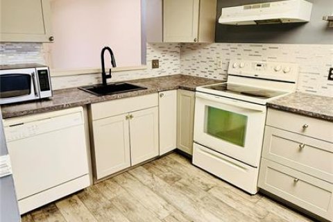 Condominio en alquiler en Tampa, Florida, 2 dormitorios, 99.22 m2 № 2280078 - foto 3