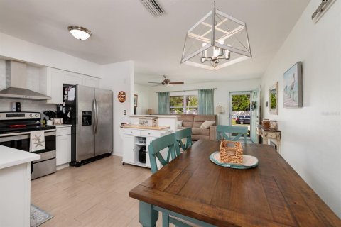 House in Largo, Florida 2 bedrooms, 89.65 sq.m. № 1769765 - photo 5