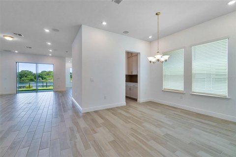 House in Orlando, Florida 5 bedrooms, 345.32 sq.m. № 2222083 - photo 14