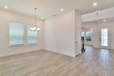 House in Orlando, Florida 5 bedrooms, 345.32 sq.m. № 2222083 - photo 13