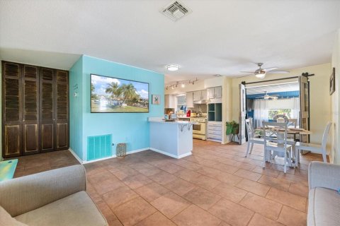 Villa ou maison à vendre à Port Charlotte, Floride: 4 chambres, 164.25 m2 № 2207375 - photo 11