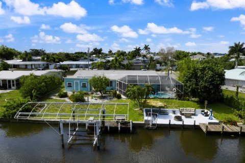 House in Port Charlotte, Florida 4 bedrooms, 164.25 sq.m. № 2207375