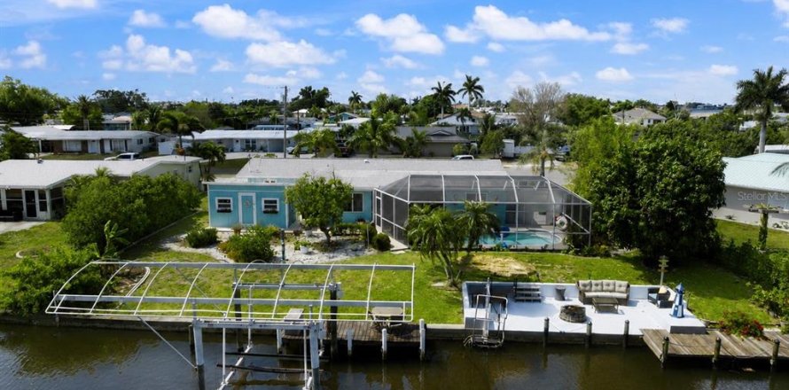 Villa ou maison à Port Charlotte, Floride 4 chambres, 164.25 m2 № 2207375