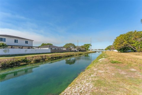 House in Homestead, Florida 4 bedrooms, 221.2 sq.m. № 2002695 - photo 6