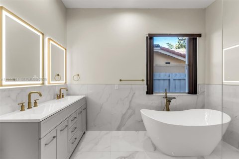 House in Homestead, Florida 4 bedrooms, 221.2 sq.m. № 2002695 - photo 20