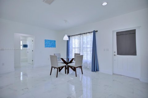 Купить виллу или дом в Себринг, Флорида 6 комнат, 126.25м2, № 1956612 - фото 4