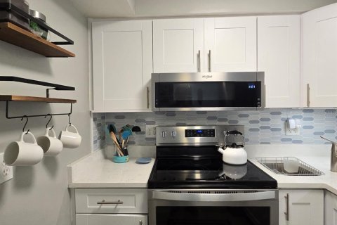 Condo in Cape Canaveral, Florida, 1 bedroom  № 1066639 - photo 13