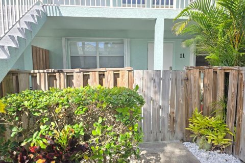 Condo in Cape Canaveral, Florida, 1 bedroom  № 1066639 - photo 2