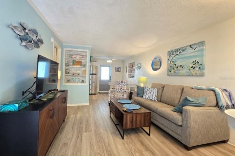 Condo in Cape Canaveral, Florida, 1 bedroom  № 1066639 - photo 9