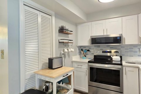 Condo in Cape Canaveral, Florida, 1 bedroom  № 1066639 - photo 12