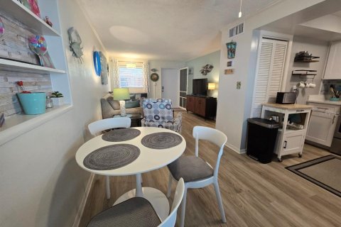 Condo in Cape Canaveral, Florida, 1 bedroom  № 1066639 - photo 16