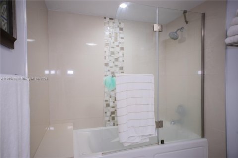 Condo in Weston, Florida, 2 bedrooms  № 1971396 - photo 27