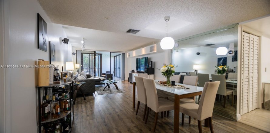 Condo in Weston, Florida, 2 bedrooms  № 1971396