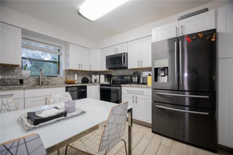 Condo in Weston, Florida, 2 bedrooms  № 1971396 - photo 15