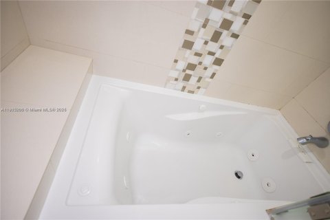 Condo in Weston, Florida, 2 bedrooms  № 1971396 - photo 28