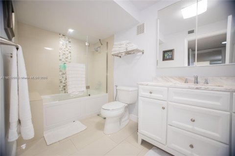 Condo in Weston, Florida, 2 bedrooms  № 1971396 - photo 26