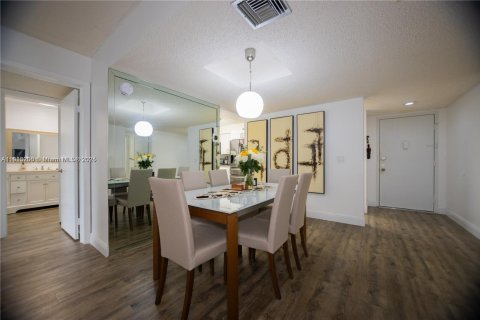 Condo in Weston, Florida, 2 bedrooms  № 1971396 - photo 12