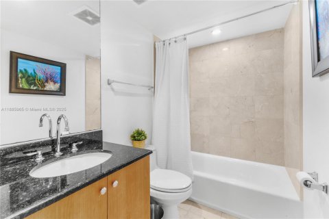 Купить кондоминиум в Майами-Бич, Флорида 2 спальни, 113.15м2, № 2015017 - фото 28