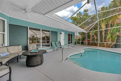 House in Palmetto, Florida 3 bedrooms, 245.73 sq.m. № 2203718 - photo 6