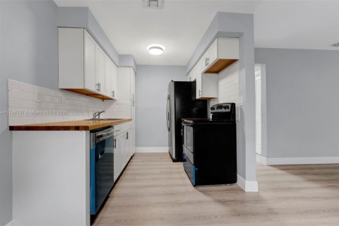 Villa ou maison à louer à Fort Lauderdale, Floride: 2 chambres, 157.19 m2 № 1985202 - photo 17