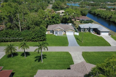 Villa ou maison à Lehigh Acres, Floride 3 chambres, 185.34 m2 № 2034077