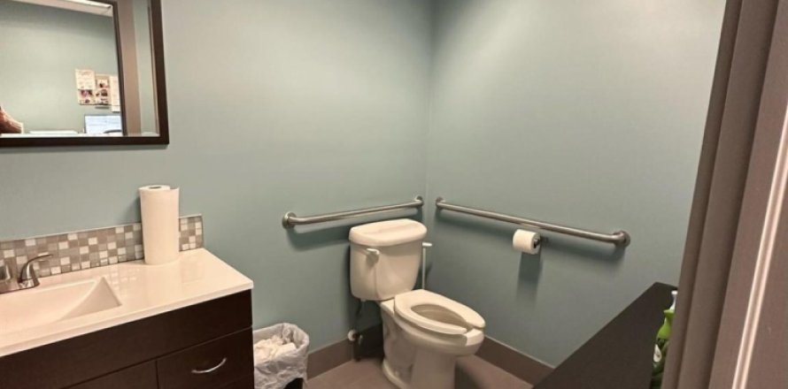 Commercial property in West Palm Beach, Florida № 1207485