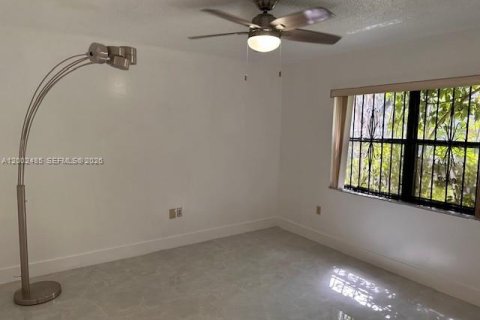 Copropriété à louer à Hialeah, Floride: 2 chambres, 87.14 m2 № 2170348 - photo 2