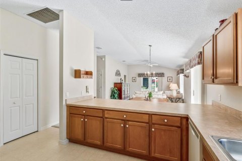House in The Villages, Florida 3 bedrooms, 127.46 sq.m. № 2349965 - photo 11