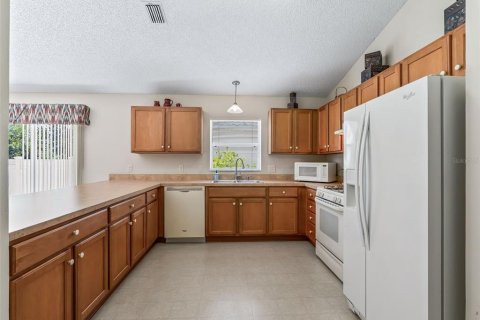 House in The Villages, Florida 3 bedrooms, 127.46 sq.m. № 2349965 - photo 8