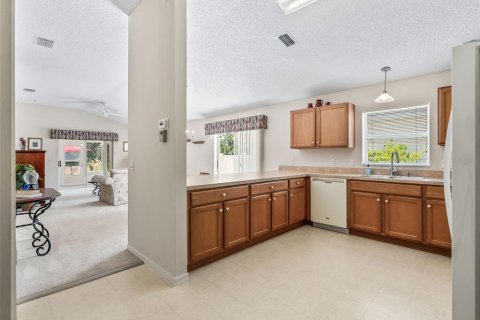 House in The Villages, Florida 3 bedrooms, 127.46 sq.m. № 2349965 - photo 12