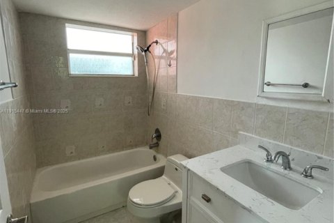 Купить кондоминиум в Норт-Майами, Флорида 1 спальня, 71.16м2, № 1970741 - фото 4